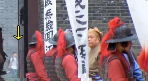 Lỗi khó tin trong phim cổ trang: Xác chết nằm chơi điện thoại, ô tô chạy trên đường